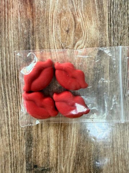 Фигурка из шоколадной глазури "Губки" красные, 3 см, 4 шт