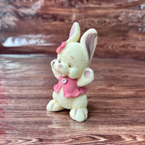 Фигурка из шоколадной глазури "Зайка" лапки вверх , розовое платье