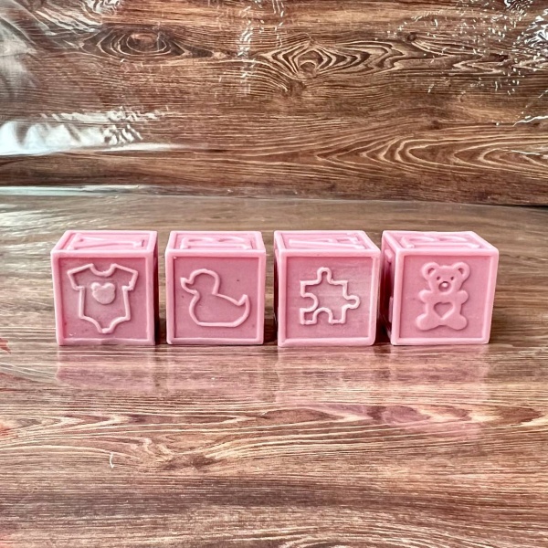 Фигурка из шоколадной глазури "Кубики", розовые