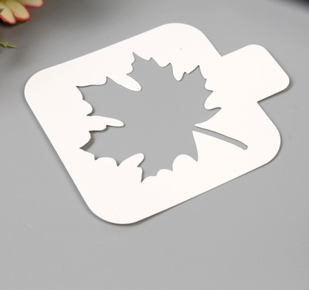 Трафарет пластиковый "Кленовый лист" 9*9 см