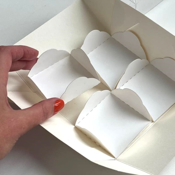 Коробка для моти с пластиковой крышкой 120*120*55 мм (4 ячейки), белая