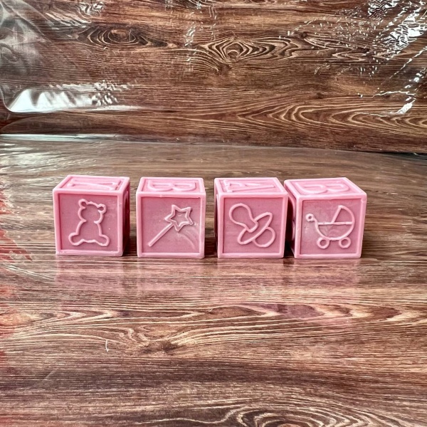 Фигурка из шоколадной глазури "Кубики", розовые